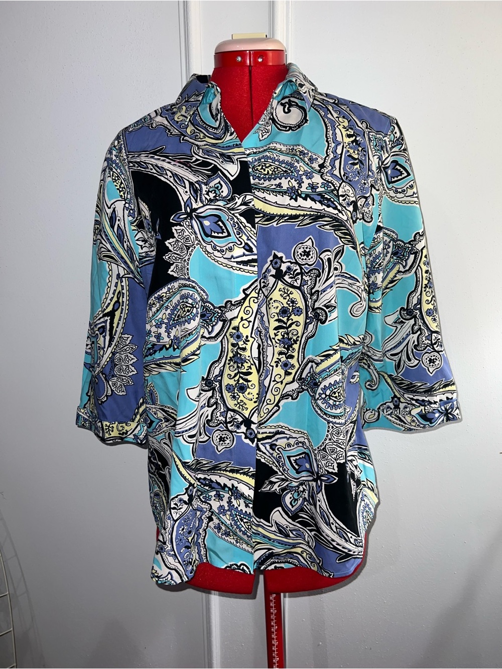 Chico’s Paisley No Iron Button-Up Top in Aqua, Blue & Black size 12 (2)